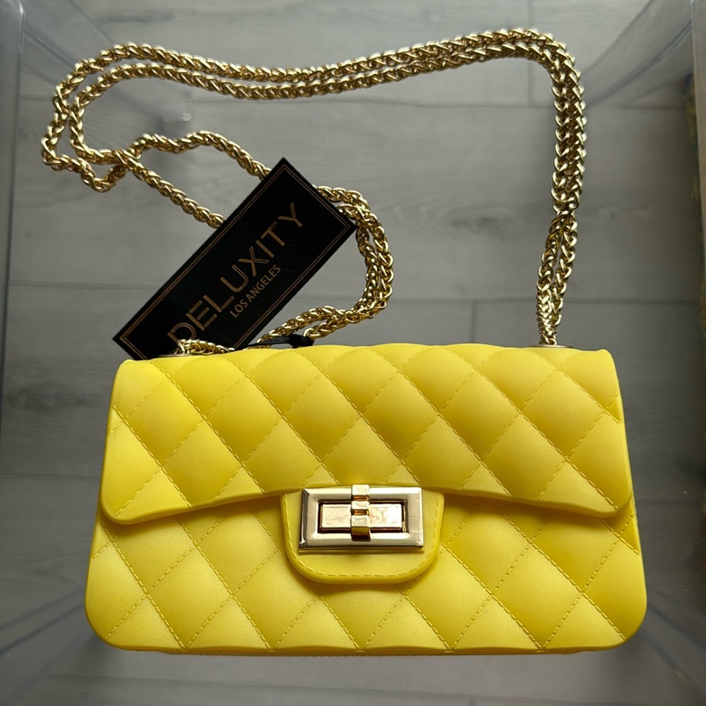 Quilted Bright YELLOW Jelly Purse with adjustable Gold Chain Strap
BRAND NEW!